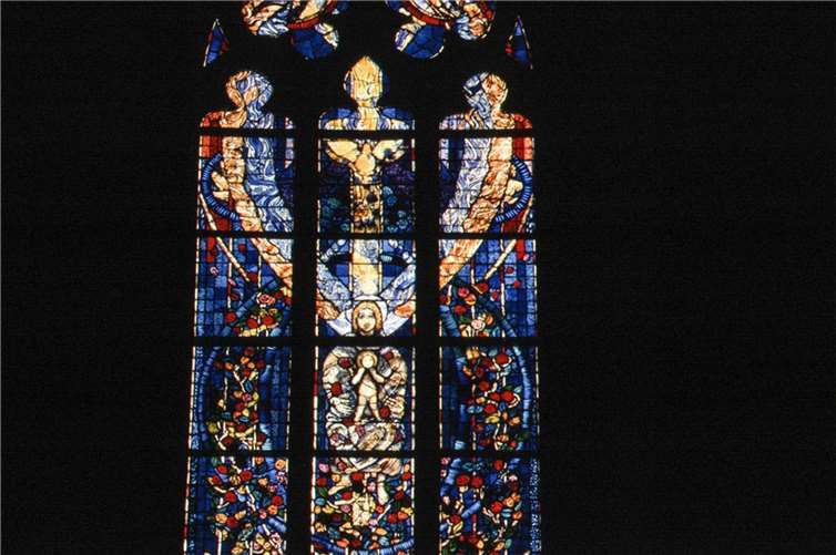Darstellung der Muttergottes als Patronin der Stadt Koblenz und der Liebfrauenkirche im mittleren Chorfenster der Liebfrauenkirche. Foto: Hermann Manderscheid