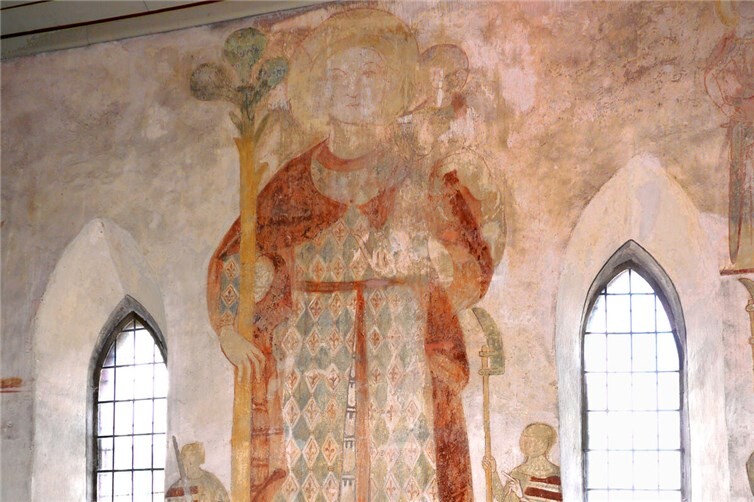Darstellung des von zwei Rittern flankierten Hl. Christopherus an der Nordwand der Peterskapelle
