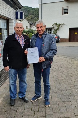 Darüber hinaus wurde dieser Tage der Ortsbürgermeister von Burgen, Fritz Bär, für seine 20-jährige Mitgliedschaft geehrt.