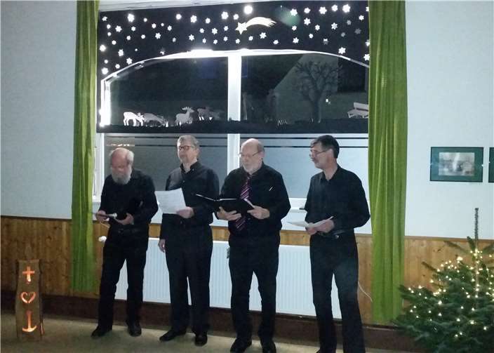 Das 1. Adventsfenster 2019 von Familie Valentine und Andreas Funk wurde mit Liedern und einer schönen Erzählung geöffnet.
