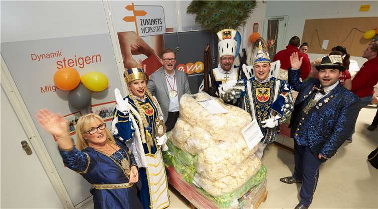 Das 1. Dreigestirn der KG Närrische Buben aus Sinzig freut sich schon auf den anstehenden Karnevalszug.