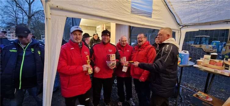 Das 1. Nikolausturnier des MGC Bad Bodendorf am 8.12.2024 lockte 33 Teilnehmer auf die Minigolfanlage in der Bäderstrasse.  Foto: privat