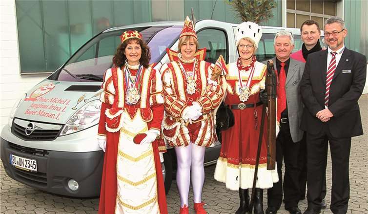 Das 1. Rheinbacher Damendreigestirn besuchte das Autohaus Nossmann (v.li.): Verkaufsleiter Adam Mahlberg, Service-Leiter Peter Boldt und Geschäftsführer Claus Trilling, vom Autohaus Nossmann übergaben dem Rheinbacher Damendreigestirn das Sessionsfahrzeug. Stein