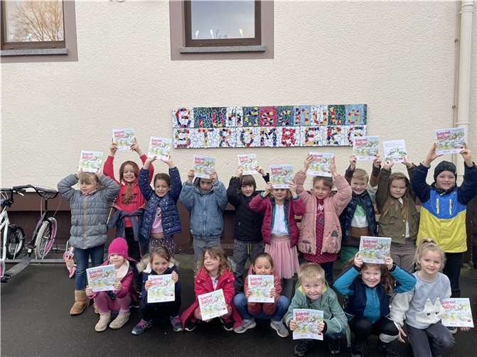 Das 1. Schuljahr ist schon ganz gespannt auf das Buch „ Schirmel und Oderich“.  Fotos: Grundschule Stromberg