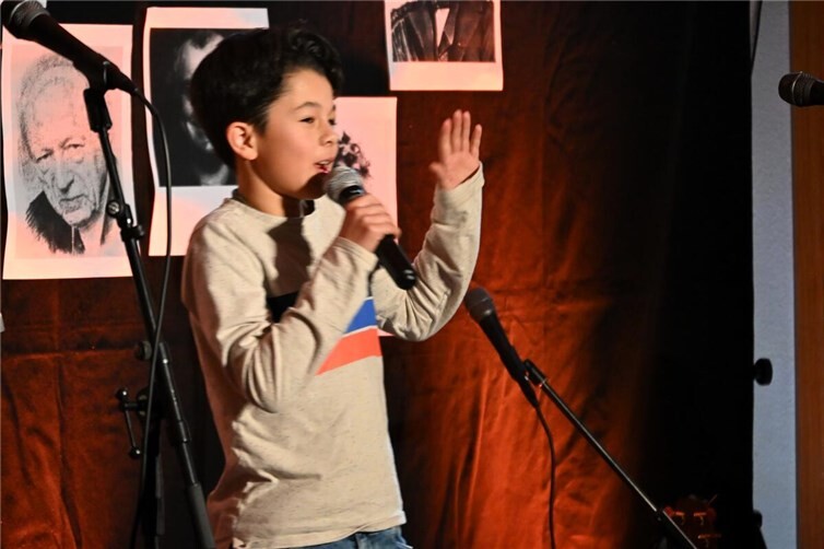 Das 11-jährige Bühnentalent Kilian trägt Bert Brechts Gedicht vom Fisch Fasch vor.