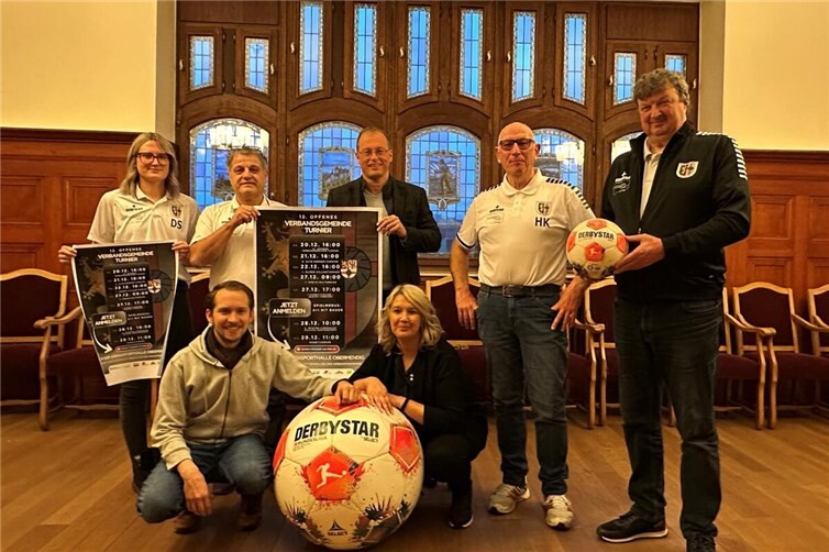 Das 12. Offene VG-Fußballturnier steigt vom 20. bis zum 29. Dezember in der Kreissporthalle in Obermendig. Vertreterinnen und Vertreter des SV Eintracht Mendig und des Teams „Hopfensport“ stellen zusammen mit Jörg Lempertz (obere Reihe: Mitte), Bürgermeister VG Mendig, den Turnierplan vor.Foto: VG Mendig