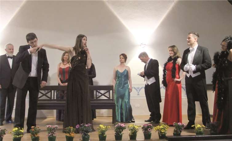 Das 14-köpfige Ensemble „ProMusica“ begeisterte bei röhrig-forum „on tour“ im Eifelhof Brohl mit einem abwechslungsreichen Programm in traumhaften Kostümen.privat