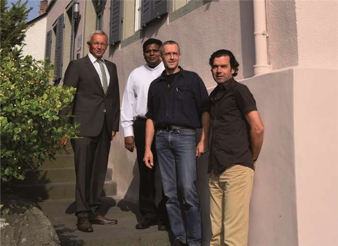 Das 1792 nach Plänen des kurtrierischen Baumeisters Johann Caspar Rolshausen unter Regie der Abtei Rommersdorf gebaute großzügige Pfarrhaus in Heimbach wurde als Verwaltungs- und Amtssitz der neueingerichteten kath. Pfarreiengemeinschaft Heimbach-Engers denkmalgerecht rück- und ausgebaut; Stefan Schäfer trug hier der Planung Rechnung. In seinem schlichten fünfachsigen Aufriss mit Mansarddach ist es noch barocker Formgebung anhängig, obgleich das Altrosa der Wandflächen gepaart mit einem Blaugrau der Gauben und Klappläden sowie einem Türkisblau der Türen dem Klassizismus verpflichtet ist. Auf dem Bild (v.l.n.r.): 1. Kreisbeigeordneter Achim Hallerbach, Pater Daniel, Architekt Stefan Schäfer, Kreisdenkmalpfleger Dr. Reinhard Lahr.Kreisverwaltung