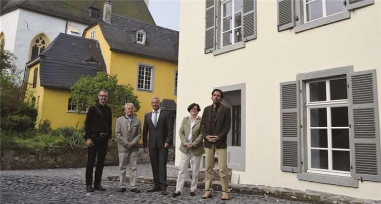 Das 1792 nach Plänen des kurtrierischen Baumeisters Johann Caspar Rolshausen unter Regie der Abtei Rommersdorf gebaute großzügige Pfarrhaus in Heimbach wurde als Verwaltungs- und Amtssitz der neueingerichteten kath. Pfarreiengemeinschaft Heimbach-Engers denkmalgerecht rück- und ausgebaut; Stefan Schäfer trug hier der Planung Rechnung. In seinem schlichten fünfachsigen Aufriss mit Mansarddach ist es noch barocker Formgebung anhängig, obgleich das Altrosa der Wandflächen gepaart mit einem Blaugrau der Gauben und Klappläden sowie einem Türkisblau der Türen dem Klassizismus verpflichtet ist. Auf dem Bild (v.l.n.r.): 1. Kreisbeigeordneter Achim Hallerbach, Pater Daniel, Architekt Stefan Schäfer, Kreisdenkmalpfleger Dr. Reinhard Lahr.Kreisverwaltung