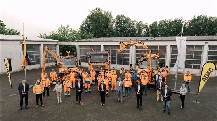 Das 25-köpfige Team der Straßenmeisterei Linz erhielt stellvertrend für all Meisterein den Dank von ADAC und Ministerin Daniela Schmitt. Foto: ADAC/Artur Lik