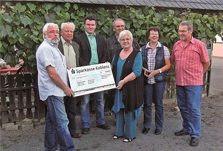 Das 34. Bourschfest steht an. Das Foto zeigt die Spendenübergabe 2014.privat