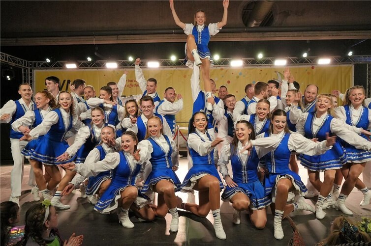 Das 40-köpfige Tanzcorps der KG Sr. Tollität Luftflotte zählte zu den Höhepunkten im Programm 