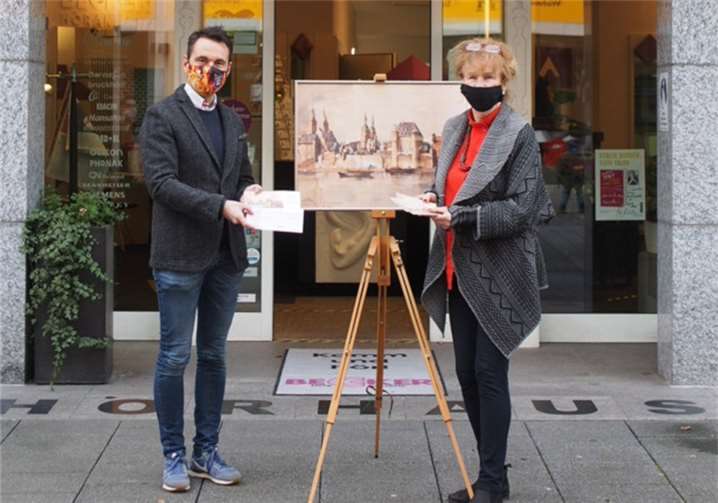 Das 65. Motiv wurde dem Koblenzer Oberbürgermeister vorgestellt. Fotos: privat