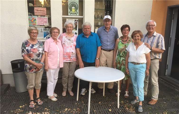 Das 77er Vorbereitungskomitee des Niedermendiger Jahrgangs 1941/42 traf sich im Albertinum auf der Mendiger Museumsmeile und konnte leider kein genaues Feier-Datum festlegen, da mehrere Mitglieder ohne Entschuldigung fehlten. Kurzerhand vertagten sie diesen wichtigen Tagesordnungspunkt und folgten stattdessen der Einladung von Heinz Lempertz (r.) zur Besichtigung des historischen Museums Michels, das nur wenige bisher kannten. Der gleiche Kreis wird sich zu einer ausführlichen Besichtigung in Kürze nochmals treffen, um dieses einmalige Heimatjuwel noch intensiver kennenzulernen. privat