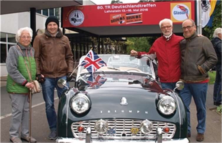 Das 80.TR Deutschlandtreffen war schon ein besonderes Erlebnis. Begeistert war auch die älteste Beifahrerin Barbara Vermaßen mit Enkel Marcus Weidenbach. Freude auch bei Thomas Asmus, Präsident TR-Register Deutschland und Hubertus von Tülff von der „TR-Register Gruppe Köln“ (v.l.). US