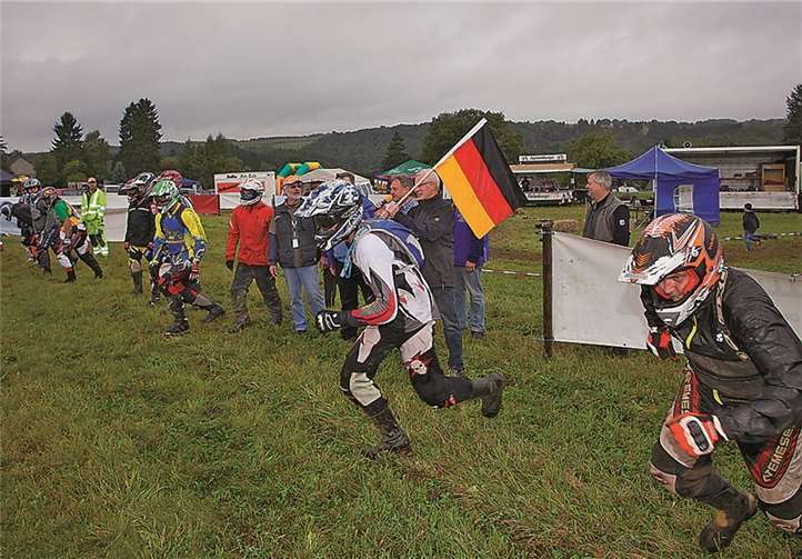 Das 9. Döttesfelder Mofarennen erfolgte mit einem so genannten „Le Mans-Start“.