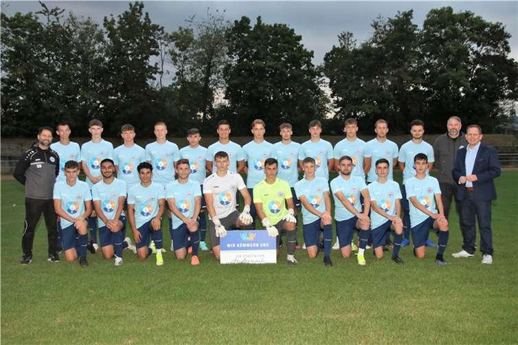 Das A-Junioren-Team der SG 99 Andernach, Salvatore Nizza (Trainer A-Jugend der SG 99 Andernach) und Lars Hörnig (Stadtwerke Andernach) freuen sich gemeinsam über die neue Ausstattung.Fotos: Alex Schaerer - SG 99 Andernach