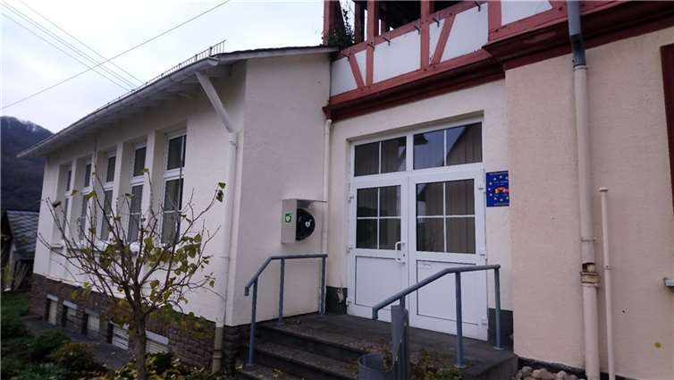 Das AED-Gerät (Frühdefibrillator) am Bürgerhaus in Alken, das neben dem Notausgang zur Schulstraße hin montiert ist.  Quelle: Ortsgemeinde Alken