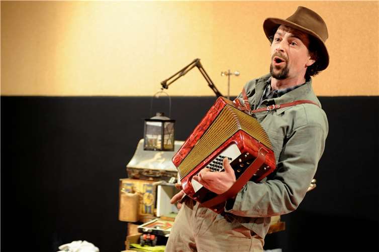 Das AGORA-Theater aus St. Vith / Belgien führt das Theaterstück „Nebensache“ im Rahmen des Kinder- und Familienfestes am 24. August im Kurpark Bad Breisig auf.  Foto: nès Heinen