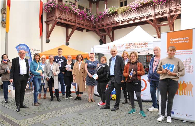 Das ALFA-Mobil des Bundesverbandes Alphabetisierung und Grundbildung hat Station in Andernach gemacht. Vor dem Historischen Rathaus informierte der Verband gemeinsam mit zahlreichen Andernacher Institutionen über die entsprechenden Themen. Die regionale Netzwerkkoordinatorin Julia Gorte (7. von rechts) freute sich, dass sich auch Oberbürgermeister Achim Hütten (2. von links) und Bürgermeister Claus Peitz (5. von rechts) über die verschiedenen Angebote informierten. Foto: Stadt Andernach/Maurer
