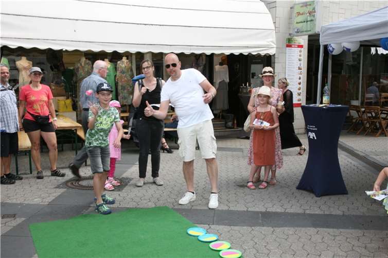 Das AXA-Team Mayen bereicherte das Fest mit Ballwerfen.