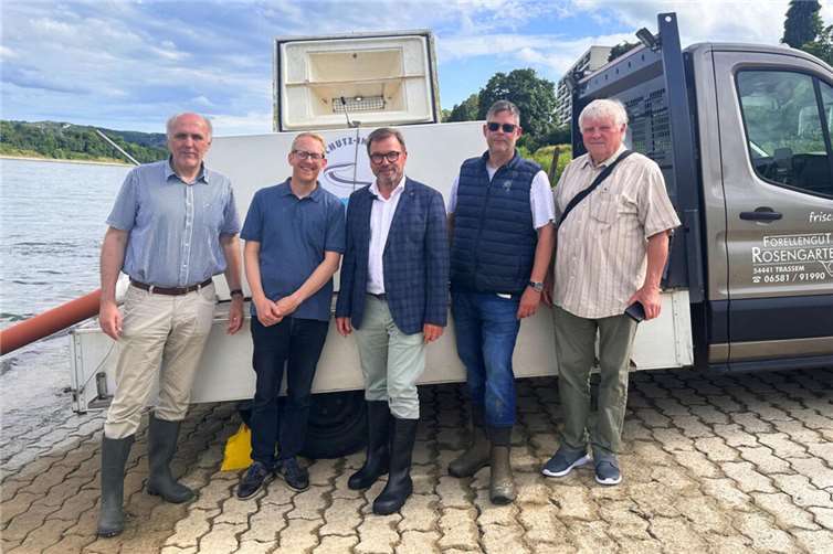 Das Aaltaxi macht Halt in Rolandseck: SGD-Nord-Präsident Wolfgang Treis (Mitte), Andreas Christ (links, Abteilungsleiter Wasserwirtschaft des Umweltministeriums), Claus-Till Schneider (2. v. links, RWE), Marc Rosengarten (2. v. rechts, Berufsfischervereinigung), Werner Hölzer (rechts, Landesfischereiverband) und weitere Akteure der Aalschutzinitiative verhalfen rund 800 Aalen zu einer sicheren Reise.Foto: SGD Nord / Laura Gaksch
