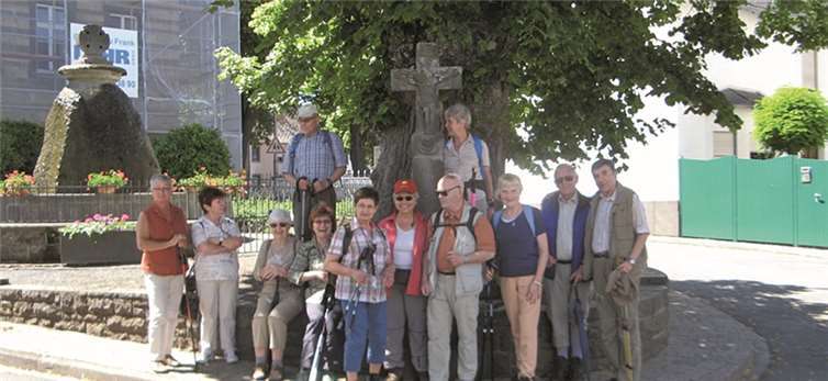 Das Abschlussfoto der Sonntagswanderung unter der Wehrer Dorflinde. privat