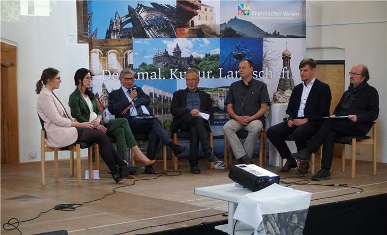 Das Abschlusspodium unter der Leitung von Prof. Dr. Christoph Zöpel (3. v.l.) mit Winzerin Angelina Franzen, Kulturanthropologin Christin Theisen, Winzer Theo Haart, Carsten Neß vomDienstleistungszentrum Ländlicher Raum, Jörn Schultheiß von der Hochschule Geisenheim undArchitekt Dr. Karl August Heise vom RVDL-Regionalverband Trier. Fotos: Karl Peter Wiemer / RVDL