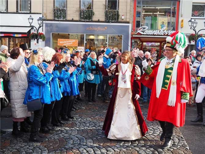 Das Abschreiten der Garden durch die Hoheiten und Stadtkommandant Albert Porz.