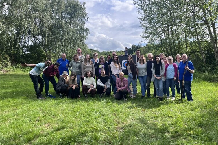 Das Activiver-Team gemeinsam mit den Mitgliedern des Bogensportvereins Family of Archer e.V. beim diesjährigen Sommerfest auf dem Zeltplatz zwischen Rheinbach und Wormersdorf.