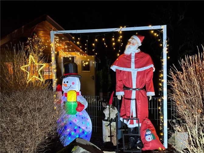 Das Adventsfenster. Quelle: Ortsgemeinde Ewighausen