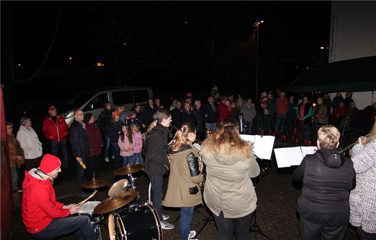 Das Adventsfenster wurde musikalisch umrahmt.