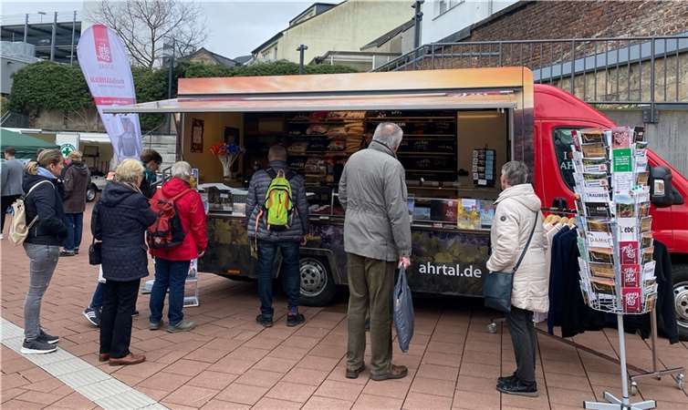 Das Ahrtal-Mobil präsentierte aktuelle Informationen, Flyer, Prospekte und Produkte aus dem Ahrtal.  Foto: Ahrtal-Tourismus_Stefanie Ley
