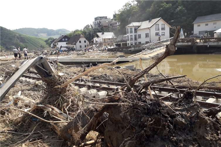 Das Ahrufer in Dernau. Foto: WITE