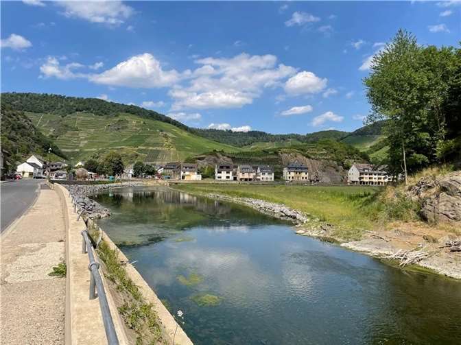 Ahrweiler: Kreistag verabschiedet Haushalt 2024 Das Ahrufer in Mayschoß, ein Jahr nach der Flutkatastrophe. Foto: ROB
