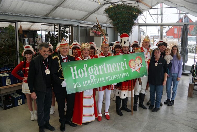 Das Ahrweiler Dreigestirn bedankt sich bei ihrer Hofgärtnerei mit Schild und Orden.  Foto: Carlotta Müller