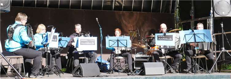 Das Akkordeon-Ensemble ArtAkko bot den musikalischen Rahmen für die Eröffnung. GBA