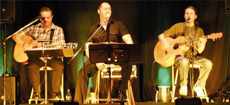 Das Akustik-Cover-Trio „2-Plugged“ ist im Rockcafé Central zu hören.privat