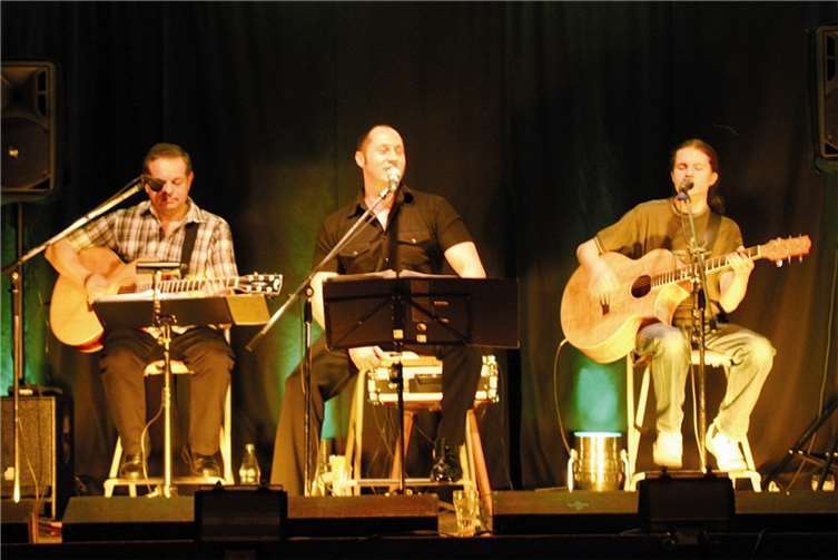 Das Akustik-Cover-Trio „2-Plugged“ ist im Rockcafé Central zu hören.privat