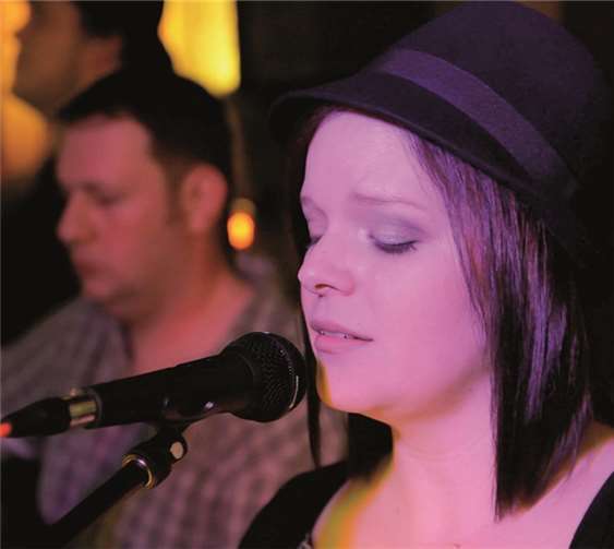 Das Akustik-Duo „SUMMERDUST“ eröffnete den Gig.