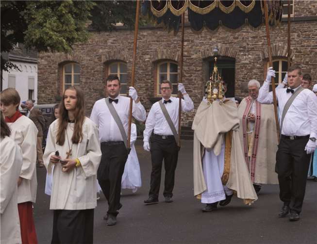 Das Allerheiligste wird bei der feierlichen Kirmesprozession durch die Straßen von Treis geleitet.