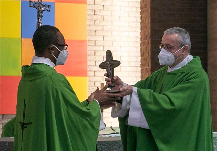 Das Altarkreuz findet künftig seinen Platz in einer Kirche in Malawi.