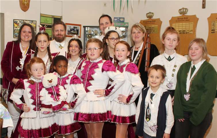 Das Altendorf-Ersdorfer Kinderdreigestirn mit Mitgliedern der Tanzgruppe Hätzblättche, Betreuerin Katja Wallner und den neuen Ordensträgern. Foto: Helga Klein