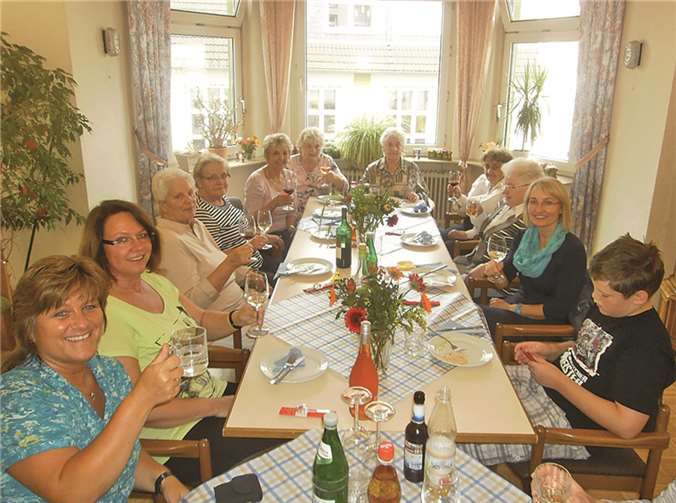 Das Altenheim St. Vinzenz Heimersheim hat die ehrenamtlichen Mitarbeiter der Einrichtung als Dank für ihren Einsatz zu einem gemütlichen Abend eingeladen. privat