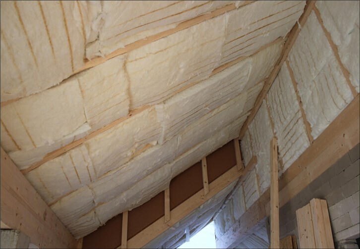 Das Alter eines Hauses hat nicht nur Einfluss auf den Brandschutz. Auch den Dämmschutz sollte man im Auge behalten.