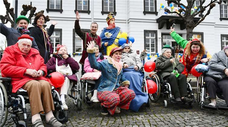 Das Alter spielt im Karneval keine Rolle: Jung und Alt feieren gemeinsam und genießen die ausgelassene Stimmung. Fotos: RASCH