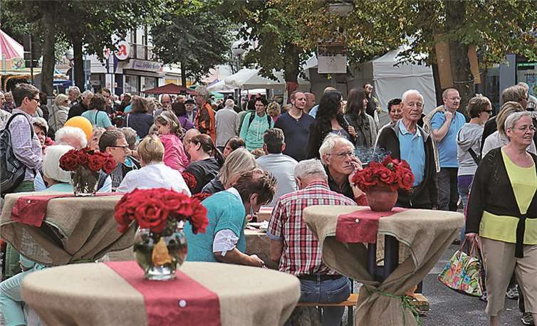 Das Altstadtfest in Meckenheims Innenstadt lockte bei schönem Wetter an allen Tagen Tausende Besucher an. STEIN