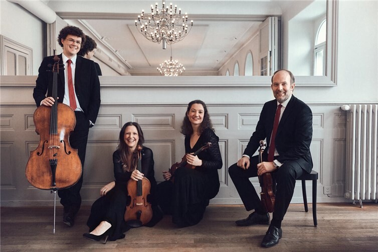 Das Amaryllis Quartett zählt zu den renommiertesten Streichquartetten Europas und eröffnet mit seinen innovativen Programmen neue Perspektiven auf die klassische Kammermusik.