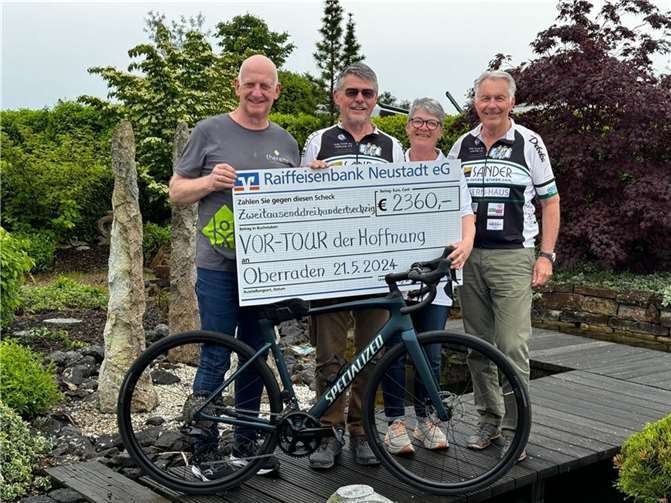 Das Ambiente auf dem Firmengelände von „Design in Stein“ in Oberraden war jetzt der richtige Rahmen für die Übergabe einer bemerkenswerten Spende in Höhe von 2360 Euro durch Nic van Helvoort, Jürgen Reinhard, Elisabeth Reinhard an den Ehrenvorsitzenden der Benefiz-Radtour Jürgen Grünwald (v.l.). Foto: privat