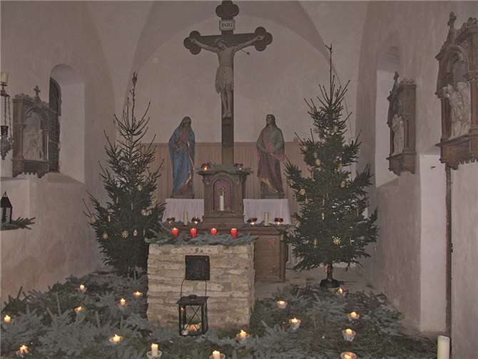 Das Ambiente der ehemaligen Kirche trägt dazu bei, die Besucher in der hektischen Vorweihnachtszeit innehalten zu lassen. privat